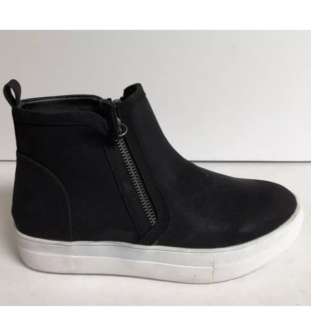 Not Rated Women’s Tina Black Zip Ankle Booties, Size 6M.
